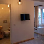 Hotel 8