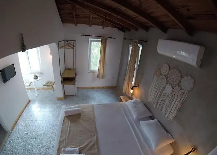 8 Ξενοδοχείο *