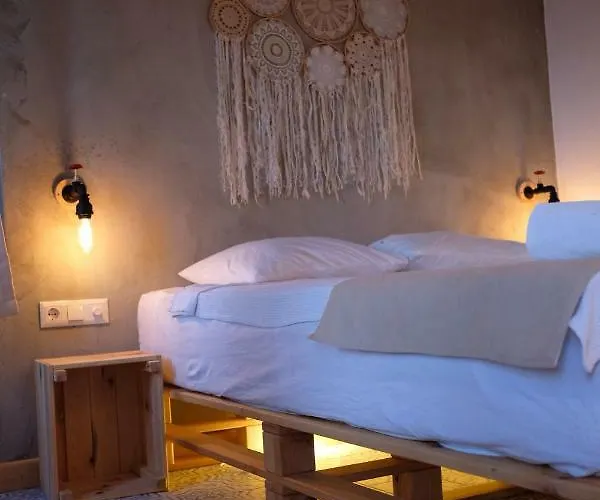 8 Ξενοδοχείο *